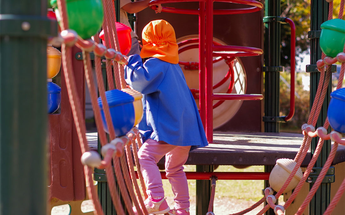 安全な遊具で遊ぶイメージ